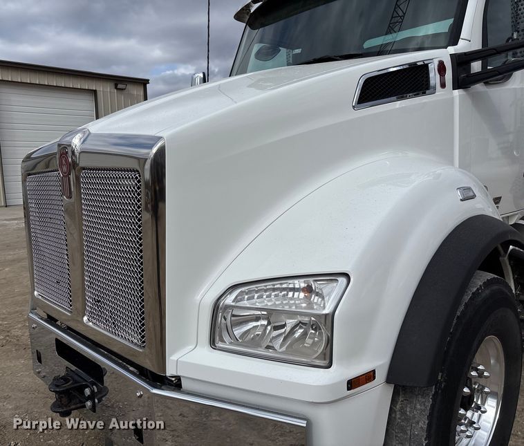 image for item FB3083 2021 Kenworth T880 semi truck