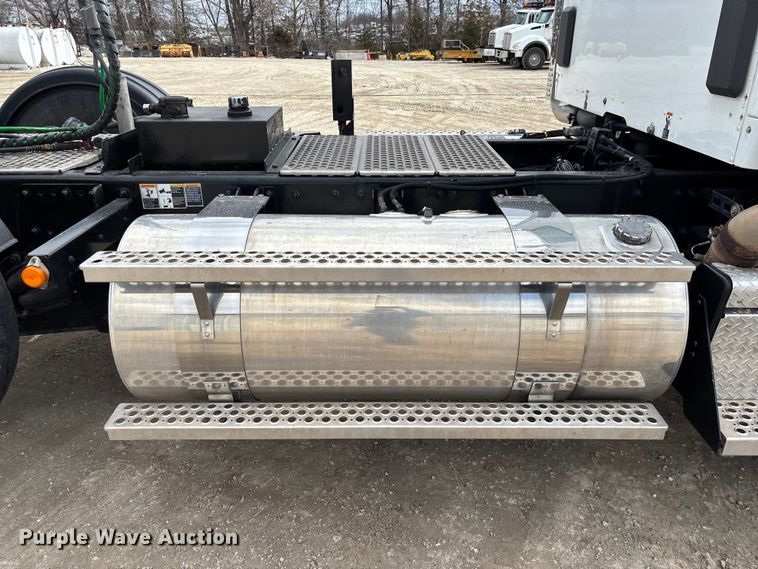 image for item FB3083 2021 Kenworth T880 semi truck