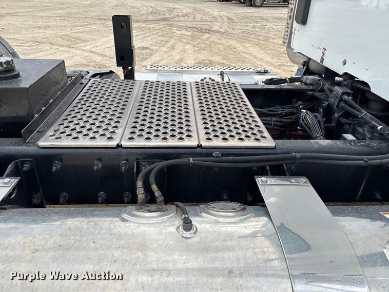 image for item FB3083 2021 Kenworth T880 semi truck