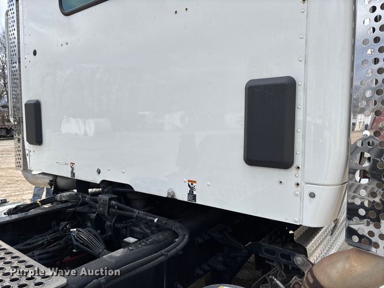 image for item FB3083 2021 Kenworth T880 semi truck