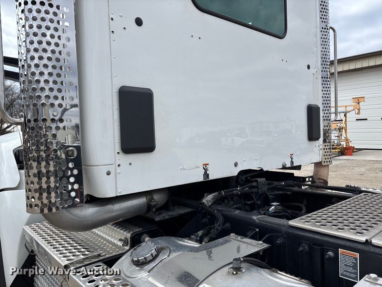 image for item FB3083 2021 Kenworth T880 semi truck