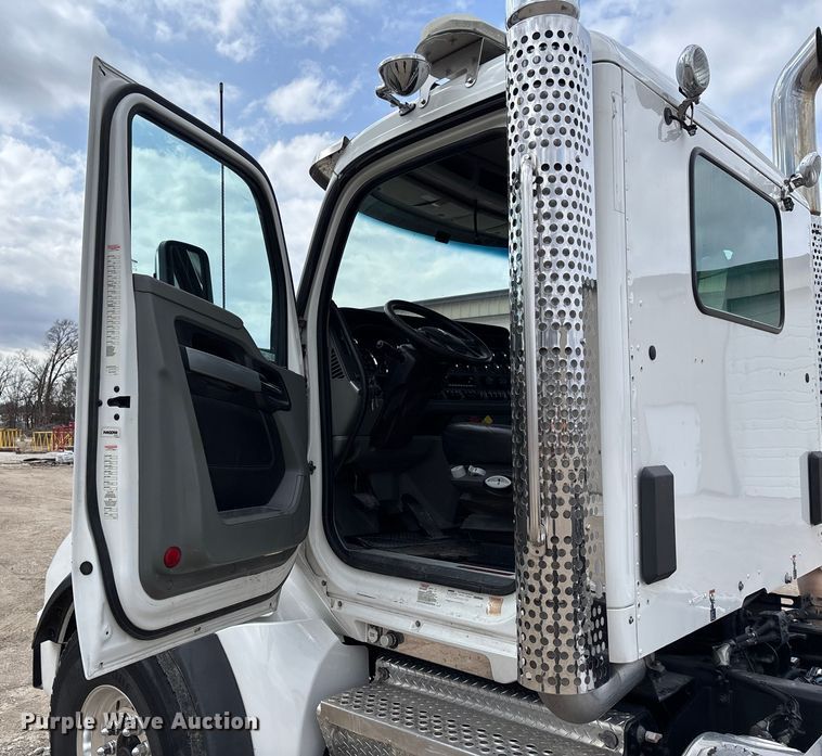 image for item FB3083 2021 Kenworth T880 semi truck