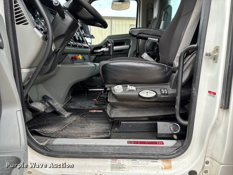 image for item FB3083 2021 Kenworth T880 semi truck