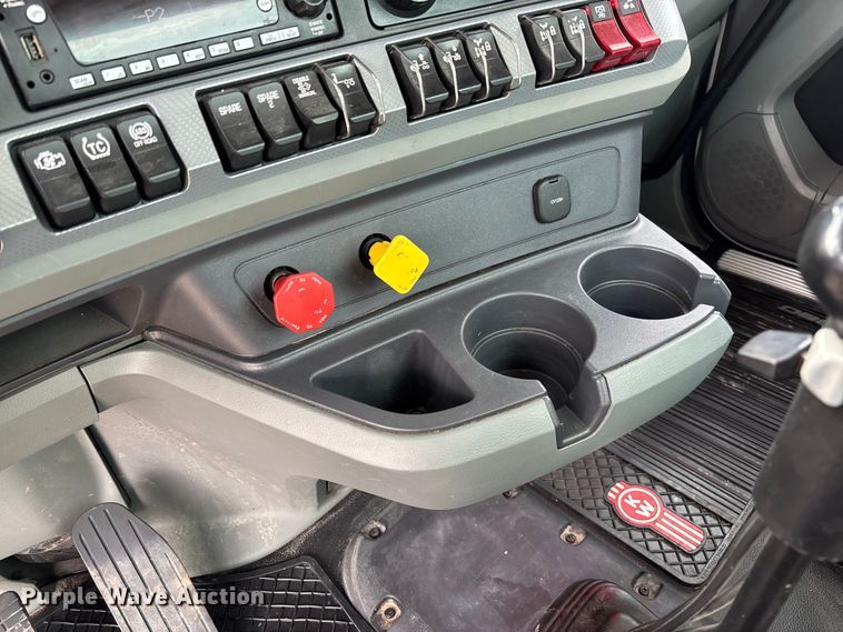 image for item FB3083 2021 Kenworth T880 semi truck