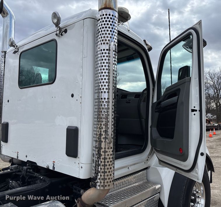 image for item FB3083 2021 Kenworth T880 semi truck