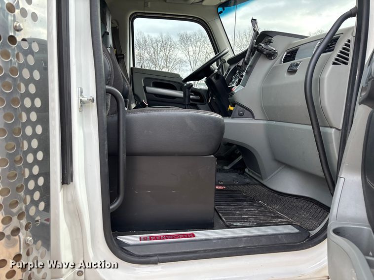 image for item FB3083 2021 Kenworth T880 semi truck