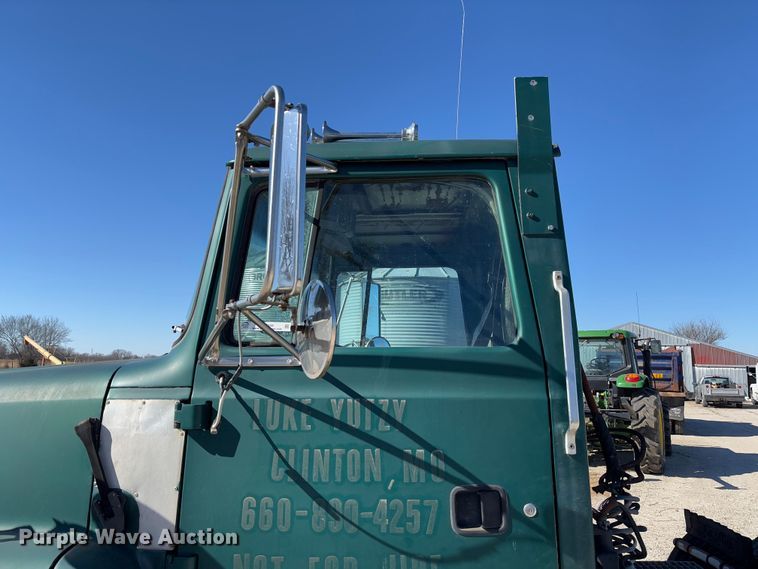 image for item FB3106 1995 Ford L9000 semi truck