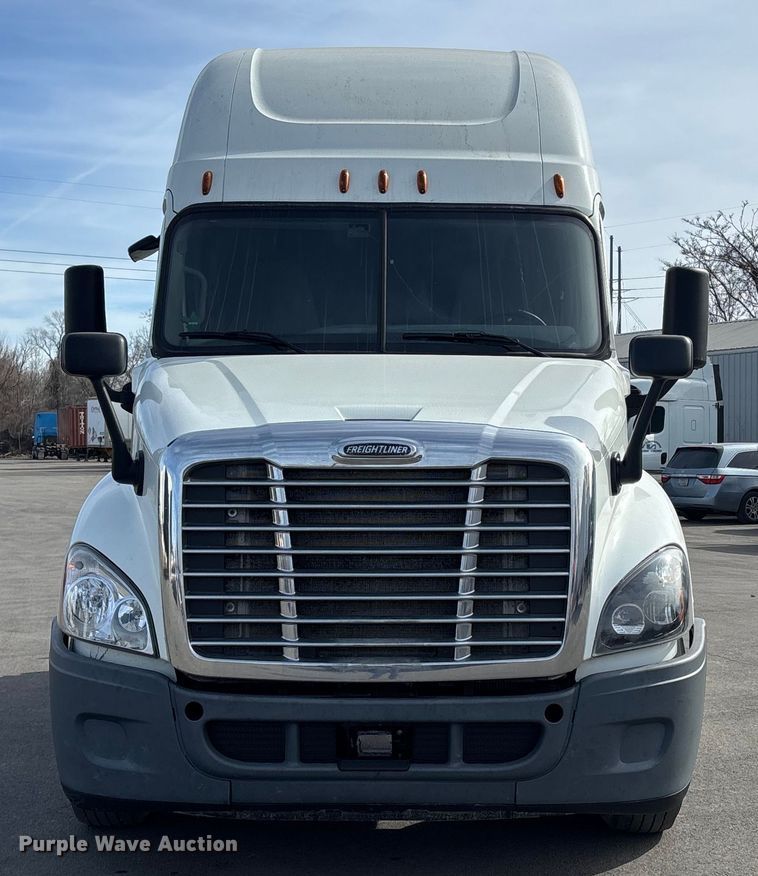 image for item FB3509 2017 Freightliner Cascadia semi truck