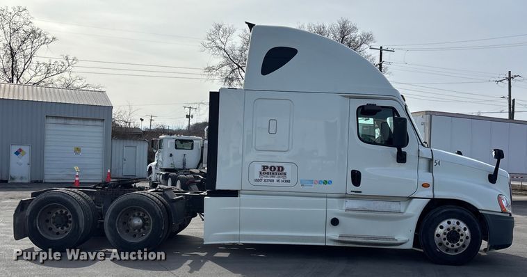 image for item FB3509 2017 Freightliner Cascadia semi truck