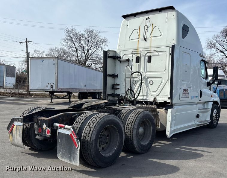 image for item FB3509 2017 Freightliner Cascadia semi truck