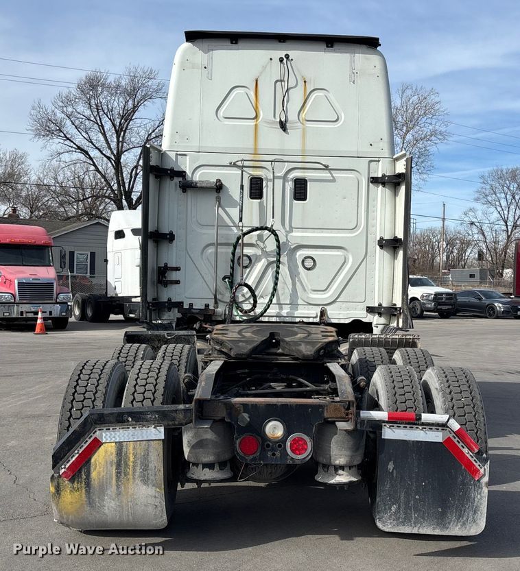 image for item FB3509 2017 Freightliner Cascadia semi truck