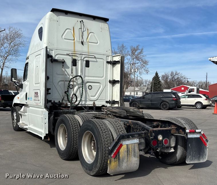 image for item FB3509 2017 Freightliner Cascadia semi truck