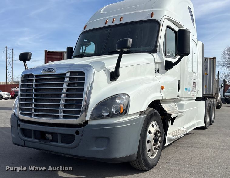 image for item FB3509 2017 Freightliner Cascadia semi truck