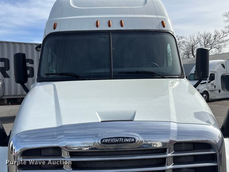 image for item FB3509 2017 Freightliner Cascadia semi truck