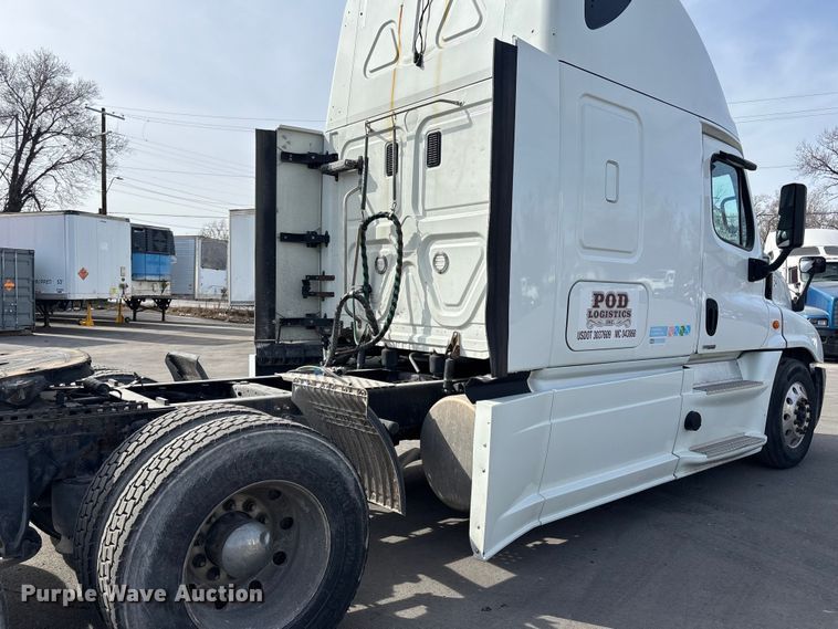 image for item FB3509 2017 Freightliner Cascadia semi truck
