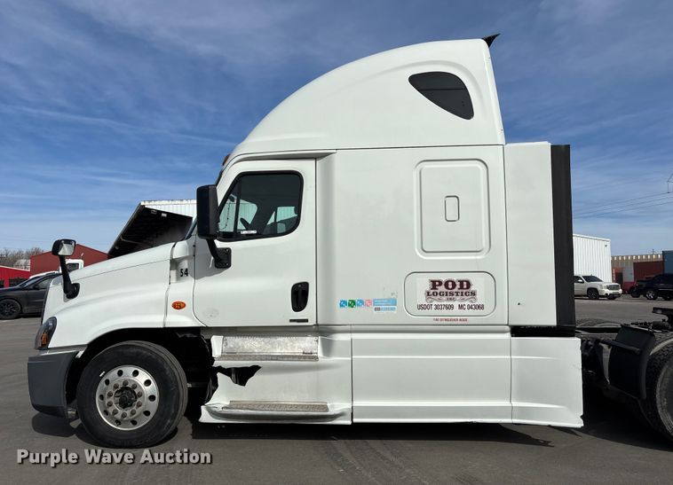 image for item FB3509 2017 Freightliner Cascadia semi truck