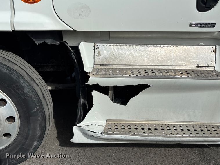 image for item FB3509 2017 Freightliner Cascadia semi truck