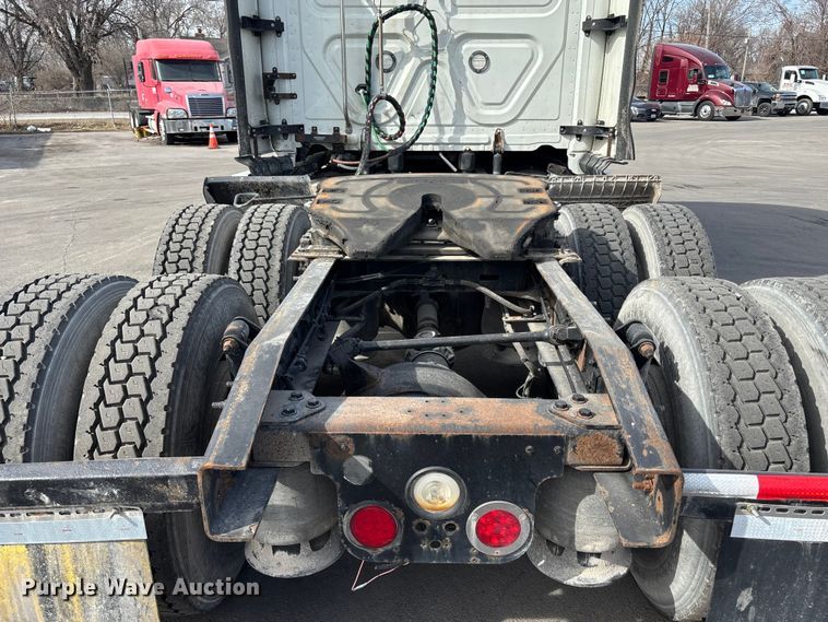 image for item FB3509 2017 Freightliner Cascadia semi truck