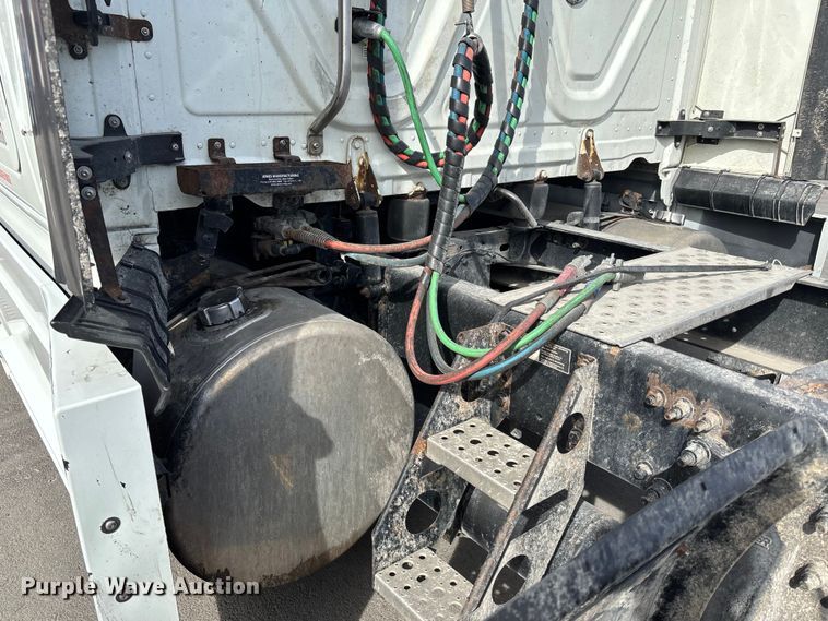 image for item FB3509 2017 Freightliner Cascadia semi truck