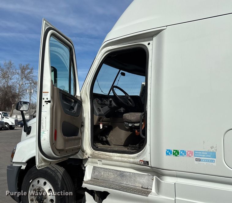 image for item FB3509 2017 Freightliner Cascadia semi truck