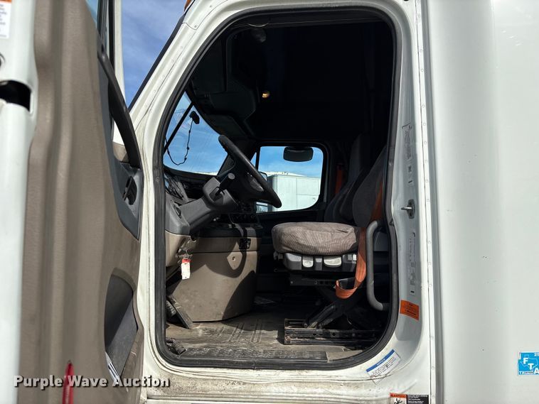 image for item FB3509 2017 Freightliner Cascadia semi truck