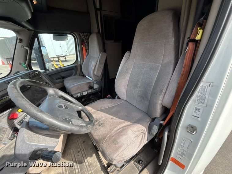 image for item FB3509 2017 Freightliner Cascadia semi truck