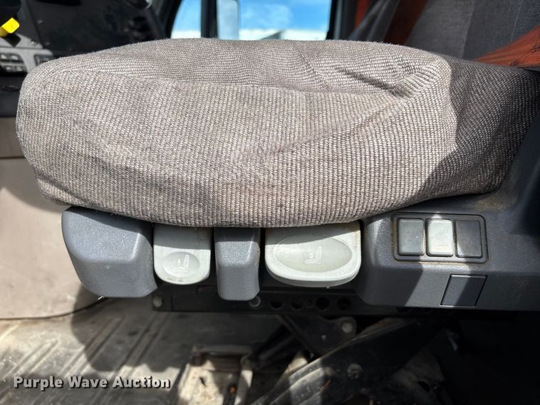 image for item FB3509 2017 Freightliner Cascadia semi truck