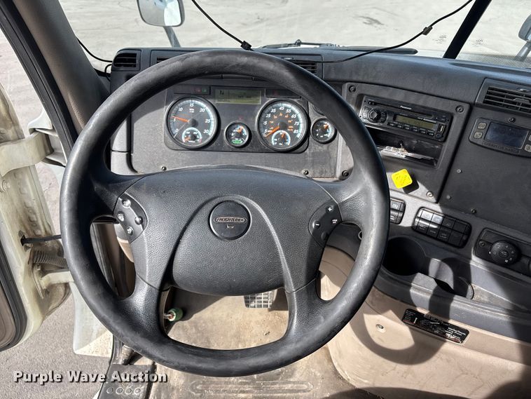 image for item FB3509 2017 Freightliner Cascadia semi truck