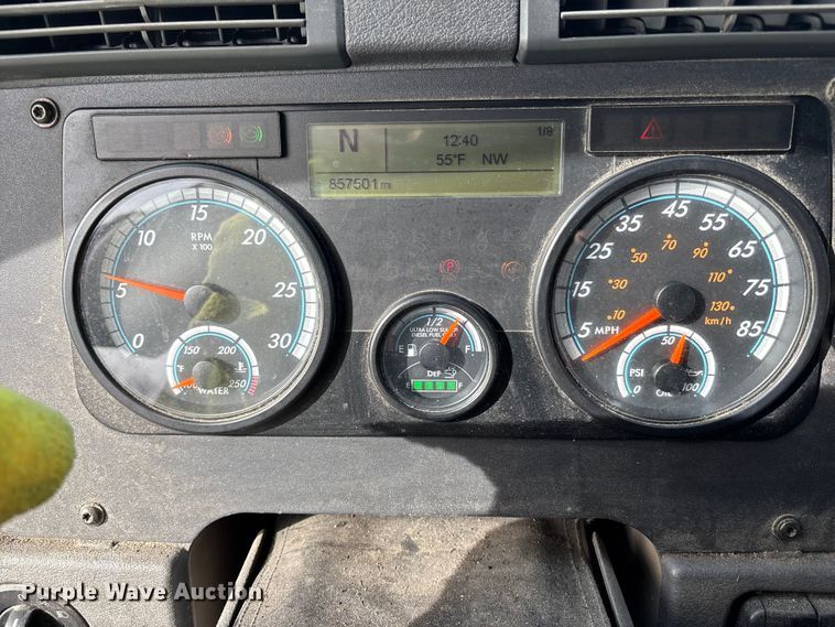 image for item FB3509 2017 Freightliner Cascadia semi truck