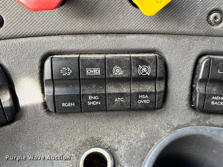 image for item FB3509 2017 Freightliner Cascadia semi truck