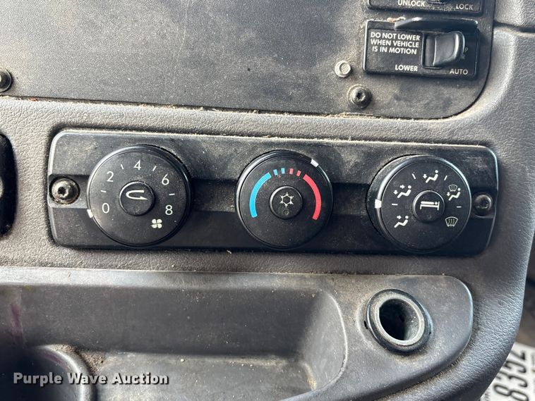 image for item FB3509 2017 Freightliner Cascadia semi truck