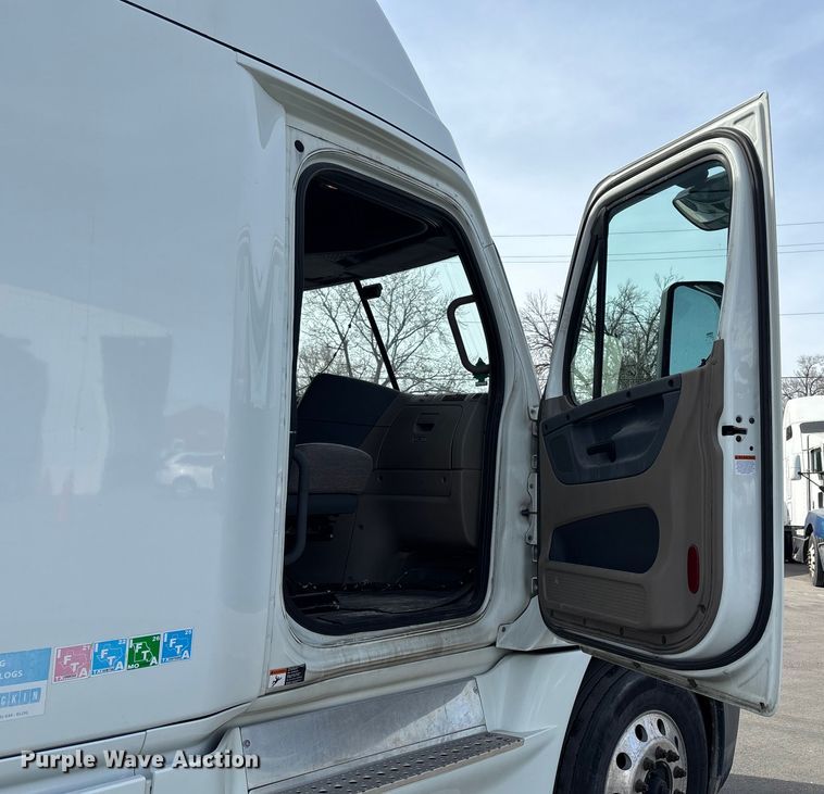 image for item FB3509 2017 Freightliner Cascadia semi truck