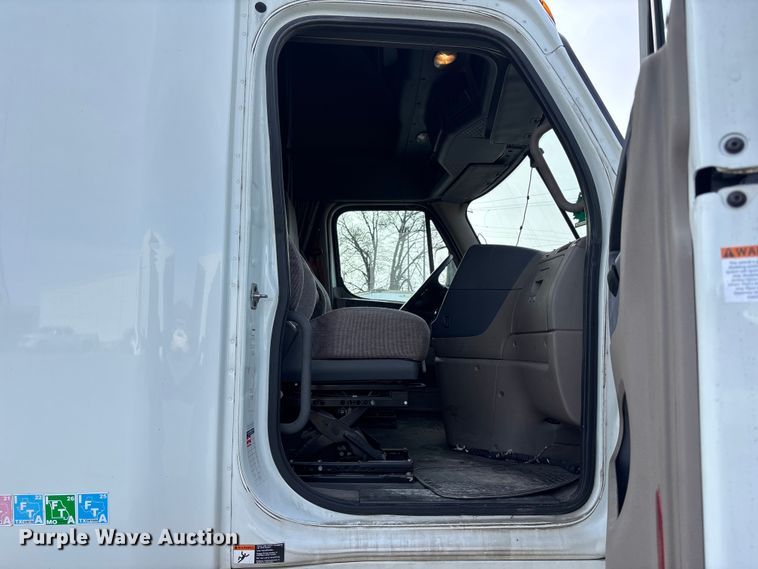 image for item FB3509 2017 Freightliner Cascadia semi truck