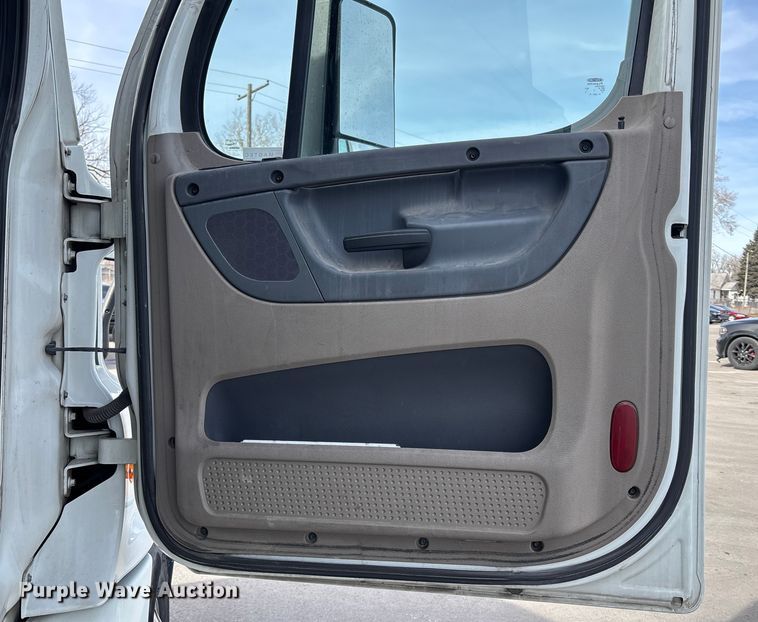 image for item FB3509 2017 Freightliner Cascadia semi truck