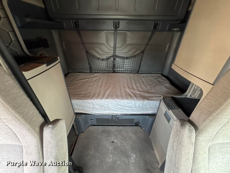 image for item FB3509 2017 Freightliner Cascadia semi truck