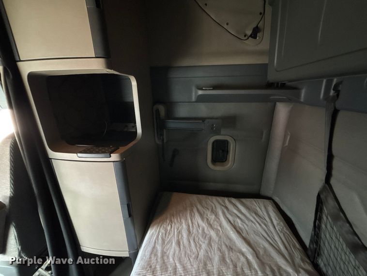 image for item FB3509 2017 Freightliner Cascadia semi truck