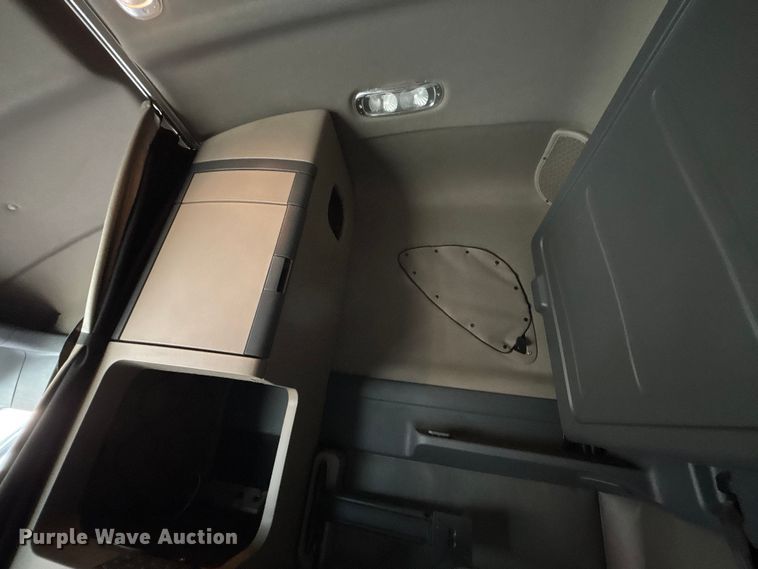 image for item FB3509 2017 Freightliner Cascadia semi truck