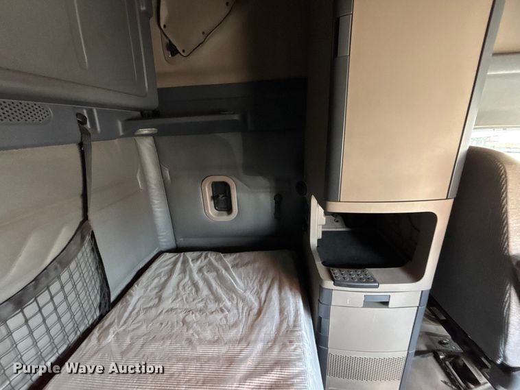 image for item FB3509 2017 Freightliner Cascadia semi truck