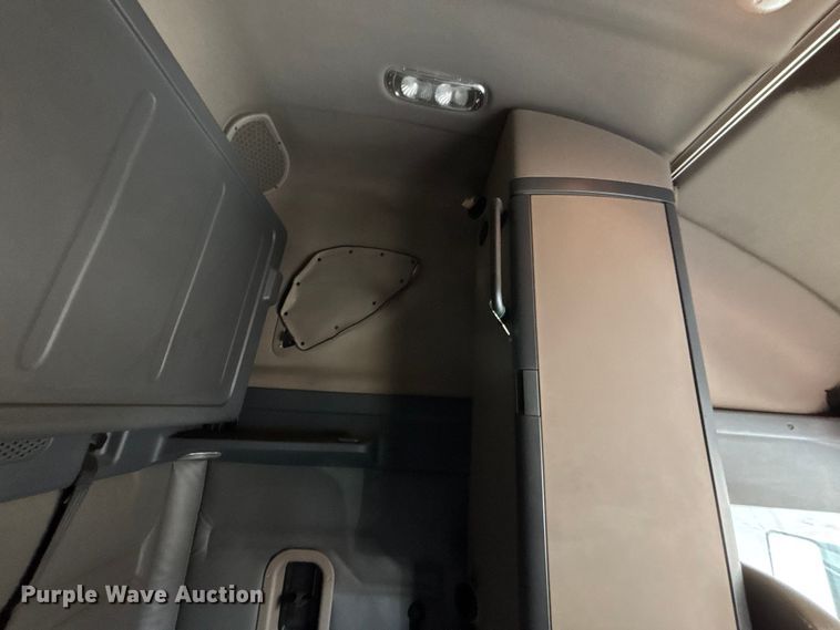 image for item FB3509 2017 Freightliner Cascadia semi truck