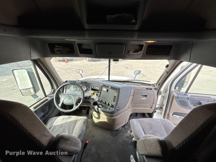 image for item FB3509 2017 Freightliner Cascadia semi truck