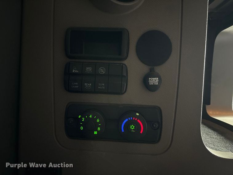 image for item FB3509 2017 Freightliner Cascadia semi truck