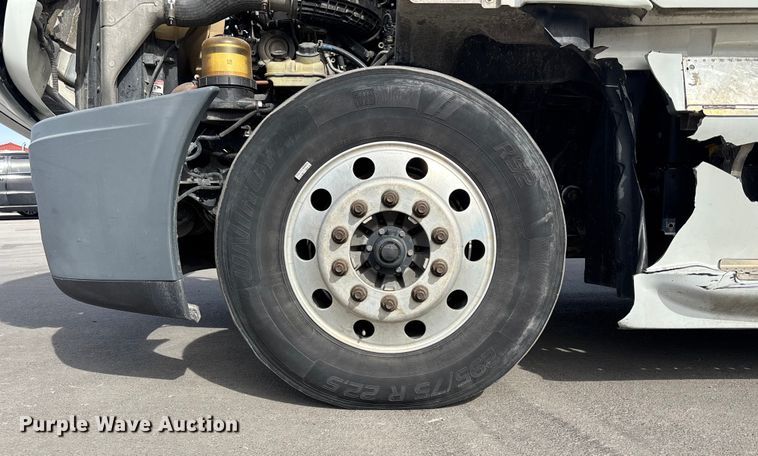 image for item FB3509 2017 Freightliner Cascadia semi truck