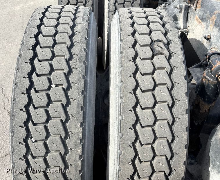 image for item FB3509 2017 Freightliner Cascadia semi truck