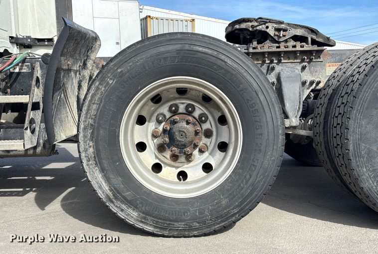 image for item FB3509 2017 Freightliner Cascadia semi truck