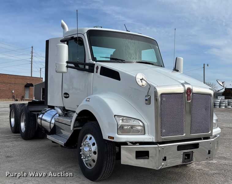 image for item FB3519 2021 Kenworth T880 semi truck