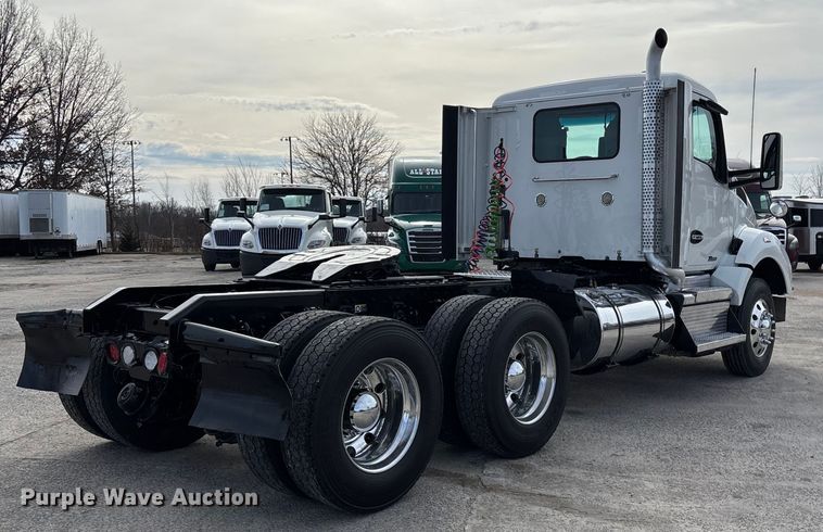 image for item FB3519 2021 Kenworth T880 semi truck