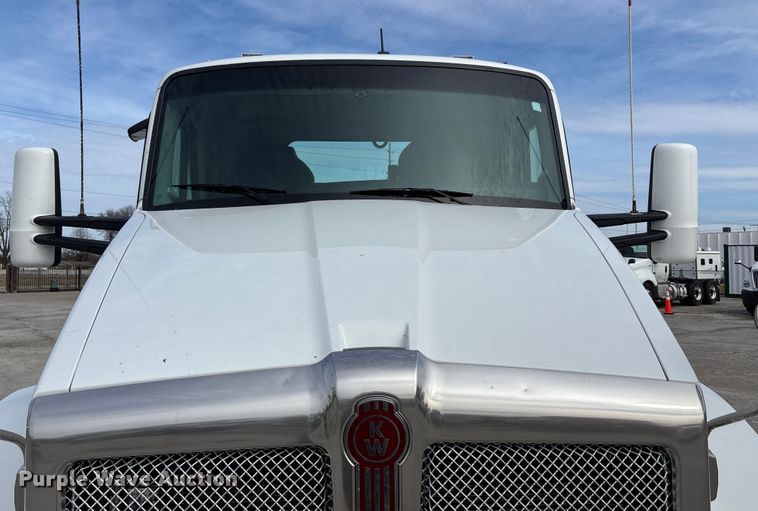 image for item FB3519 2021 Kenworth T880 semi truck