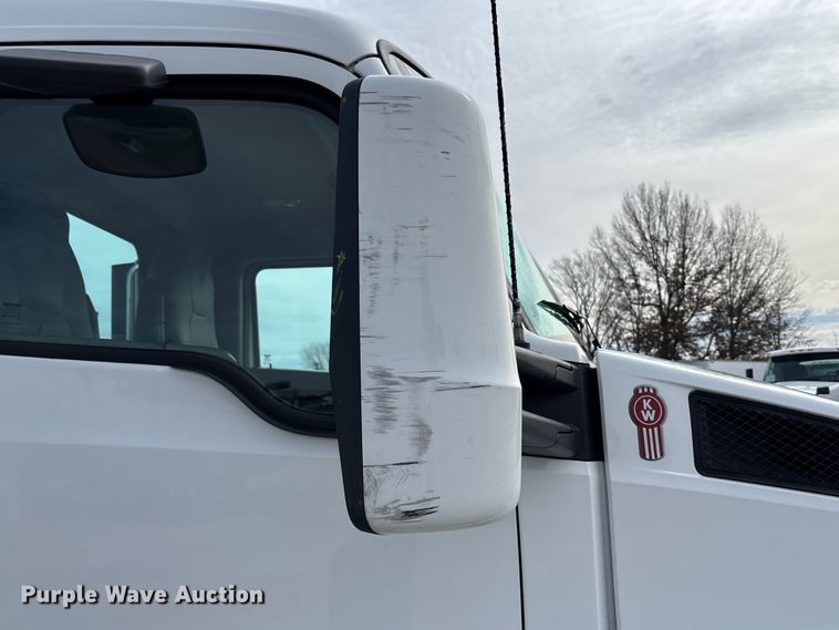 image for item FB3519 2021 Kenworth T880 semi truck
