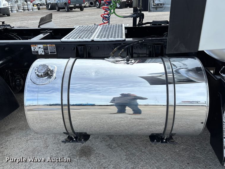 image for item FB3519 2021 Kenworth T880 semi truck