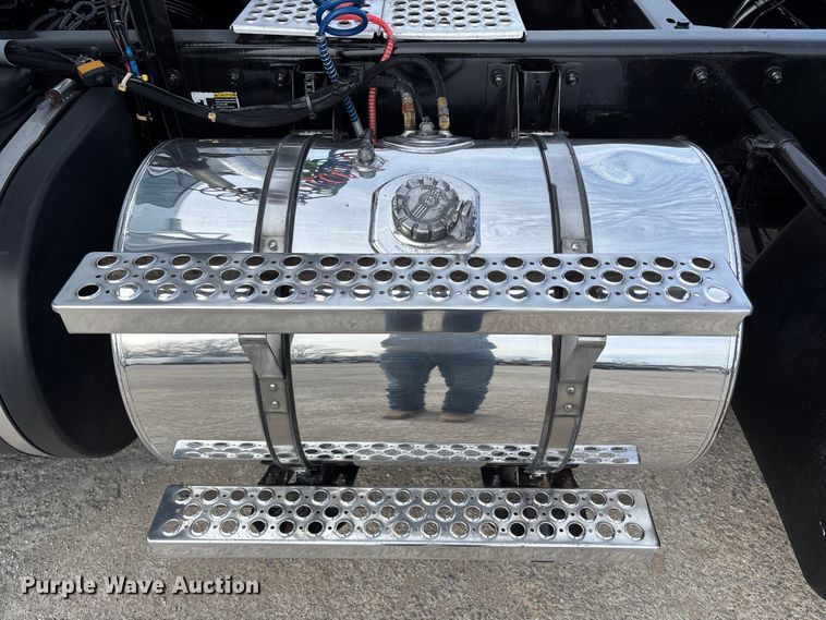 image for item FB3519 2021 Kenworth T880 semi truck